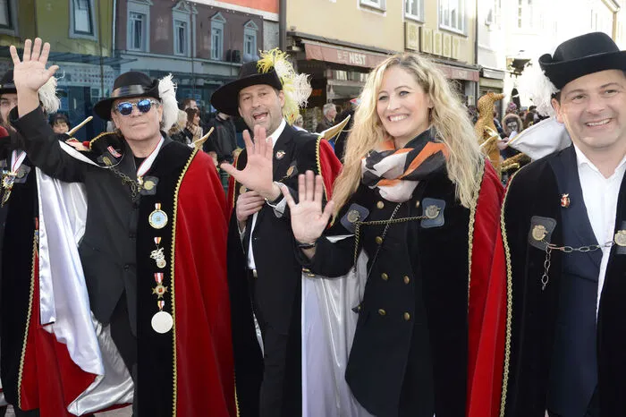 Kanzler Peter Schober und die Faschingsminister führten den Umzug mit einem kräftigen "He Lei!" an.
