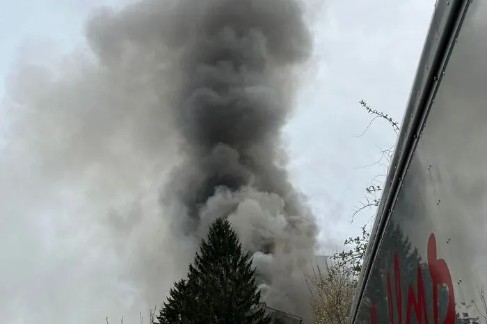 Die große, schwarze Rauchwolke über dem Stadtgebiet war von Weitem zu sehen.