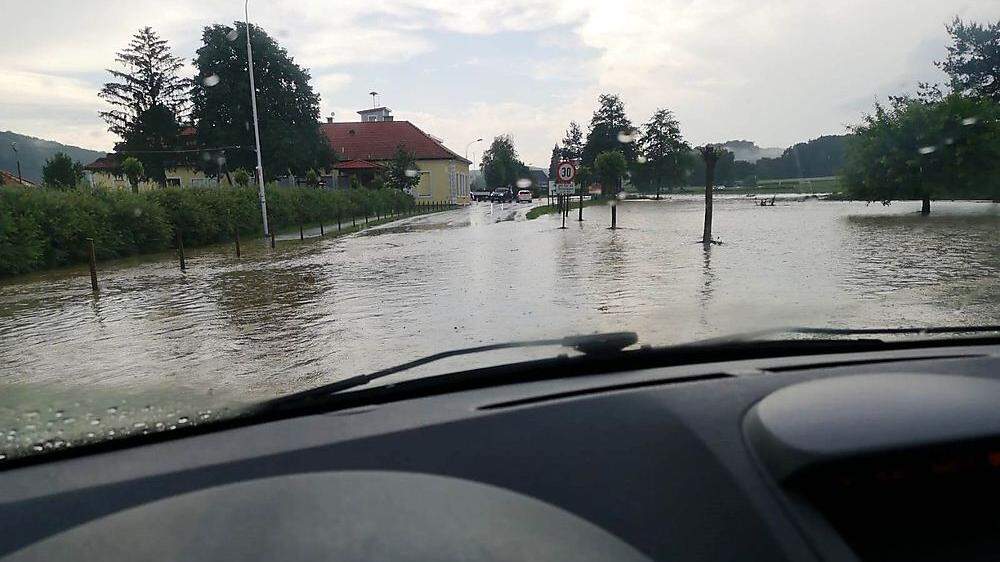 Binnen Minuten stand die Landesstraße in Grieselstein bis zu 30 Zentimeter unter Wasser