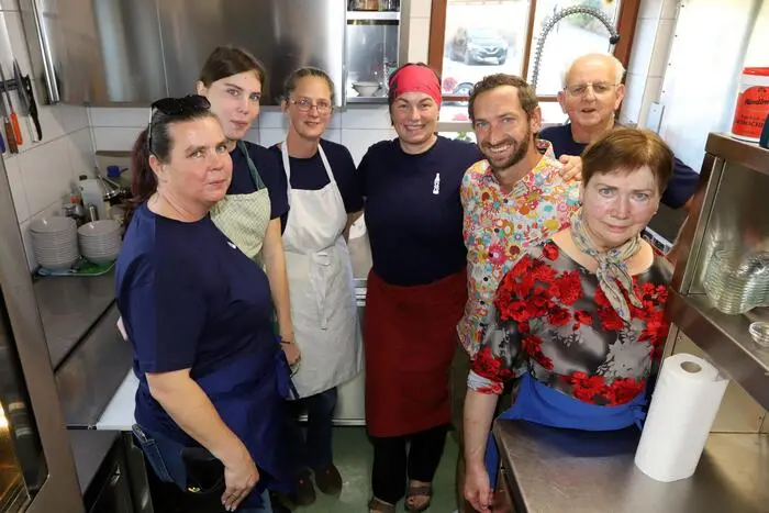Das  fleißige Küchenteam von Victoria Stubinger (4. von links) hatte wieder alle Hände voll zu tun! DANKE an Allle!
