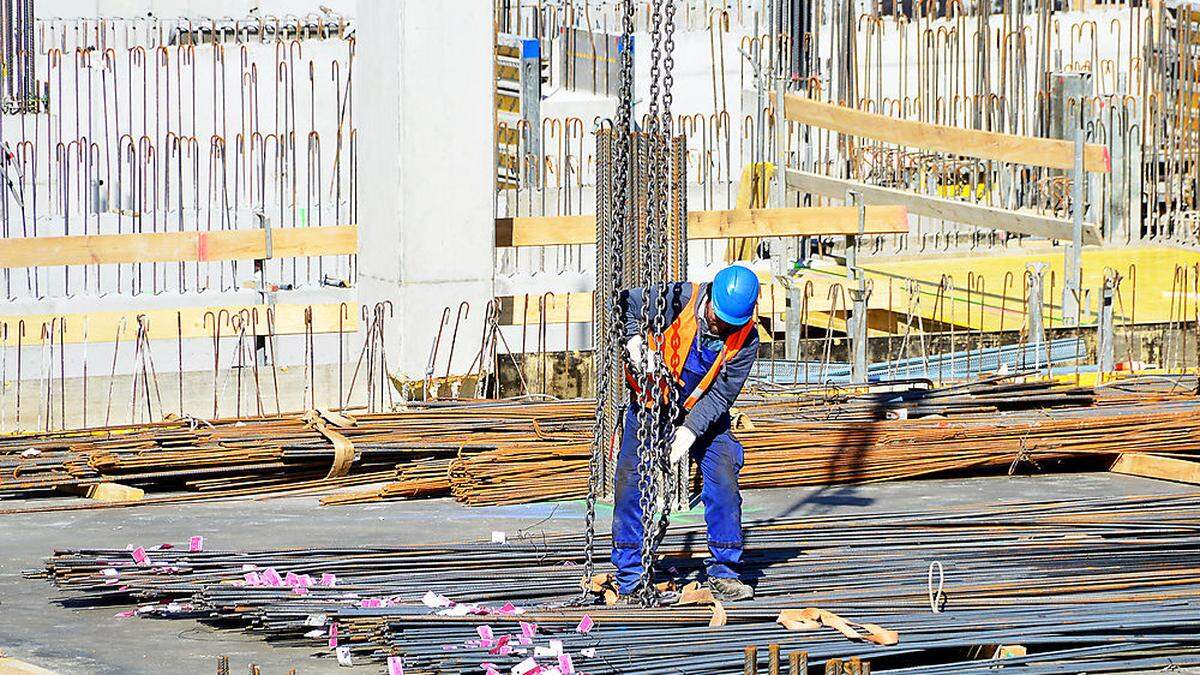 Am Bau wird schon wieder fleißig gewerkelt, was die saisonbedingte Arbeitslosigkeit senkt