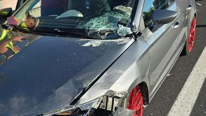 Glück für einen Pkw-Lenker: Nach der Kollision mit einem Lkw wurde nur das Auto in Mitleidenschaft gezogen
