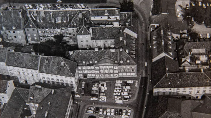 1971 war der Freiheitsplatz ein einziger Autoparkplatz. Selbst das Denkmal für Franz I. war umringt von Pkw.