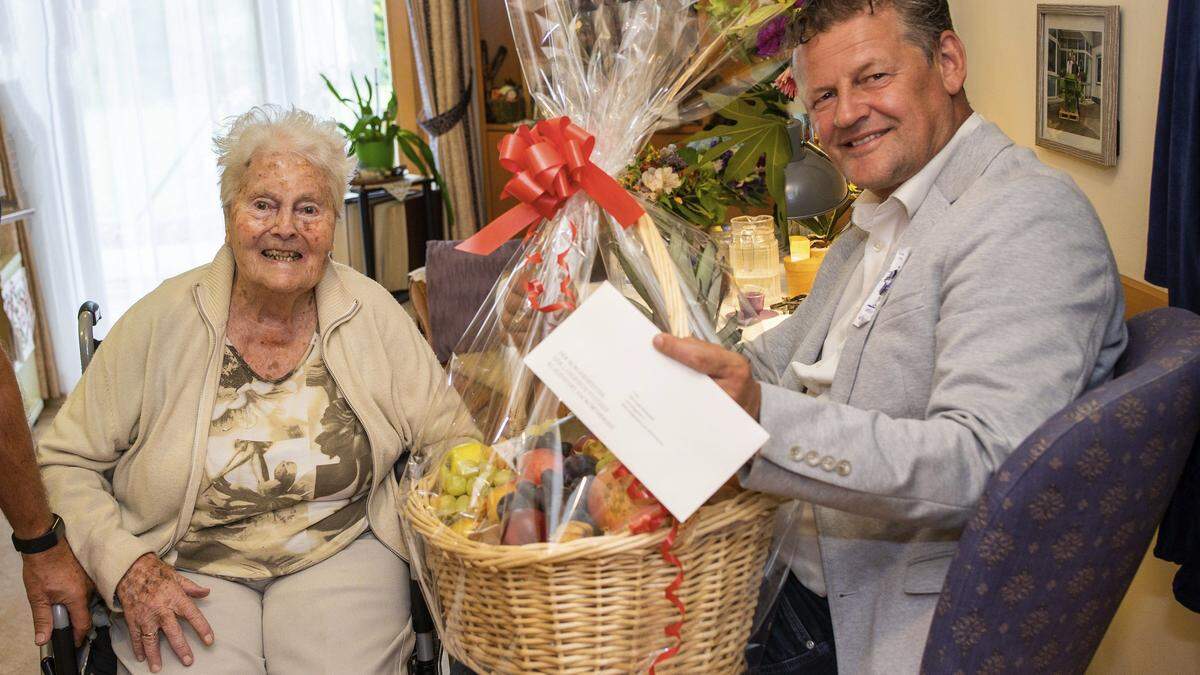 Gertrude Kostwein freute sich über den Besuch von BürgermeisterChristian Scheider anlässlich ihres 100. Geburtstages