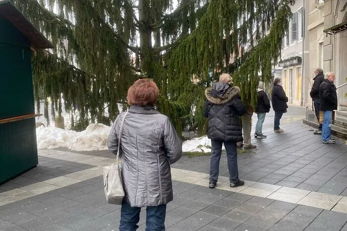 Noch bevor es los ging, standen die ersten schon Schlange...