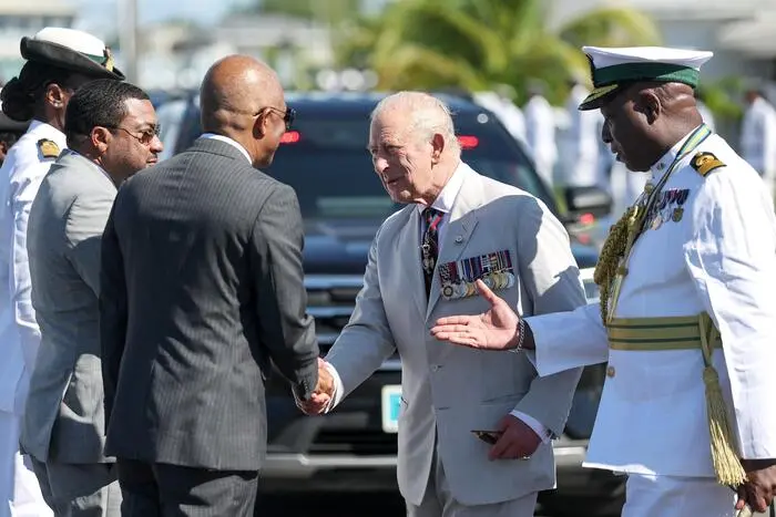 Zum Auftakt am Dienstag wurde Charles mit militärischen Ehren empfangen. 