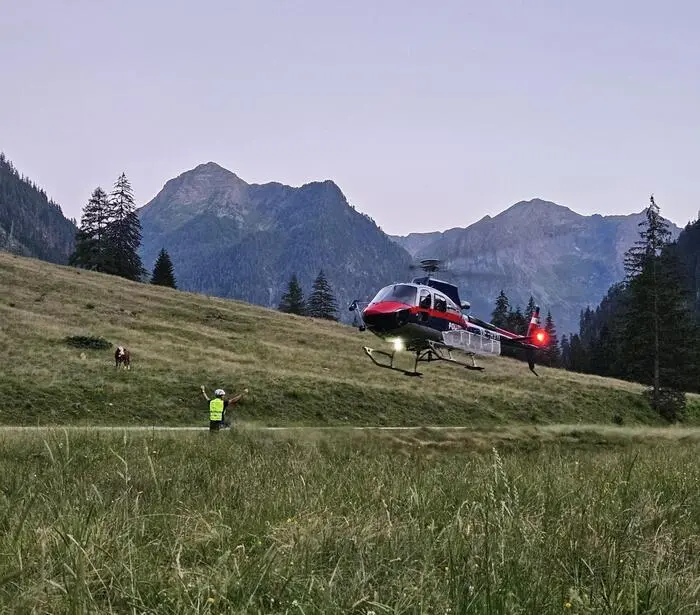 Die Crew eines Polizeihubschraubers holte den unverletzten Slowaken vom Großen Gnasen im Sölktal
