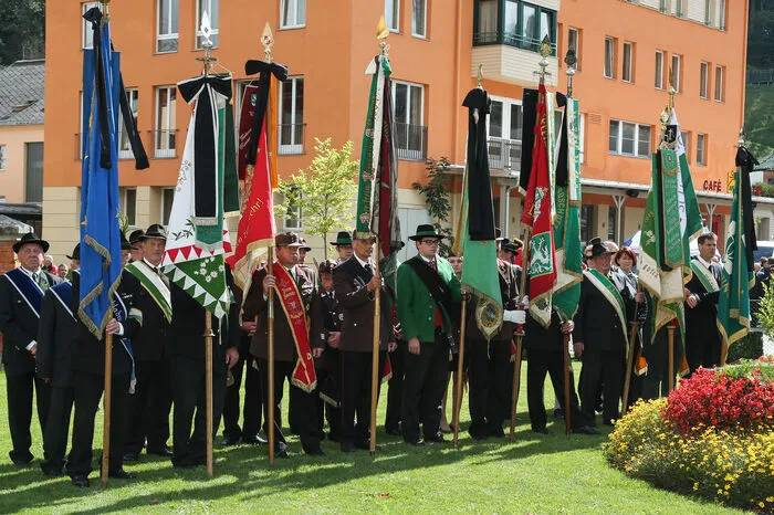 Auch viele Vereine erwiesen dem Alt-Bürgermeister die letzte Ehre.