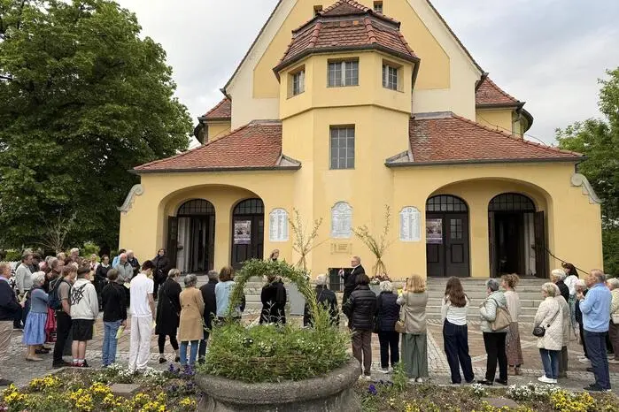 Im Anschluss wurde die Gedenktafel mit der Aufschrift „Ich bin der Weg, die Wahrheit und das Leben (Joh.14,6)“ unterhalb der Kriegsgefallenen evangelischer Mitmenschen an der Heilandskirche Fürstenfeld angebracht