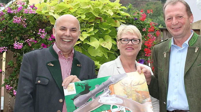 Familie Prettenthaler und Bezirksjägermeister Matthias Zitzenbacher laden zum Wildbretfest ein