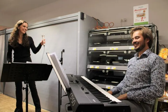Martina Schlemmer und Lukas Meißl gaben auf der Bühne den Ton an und unterhielten musikalisch.