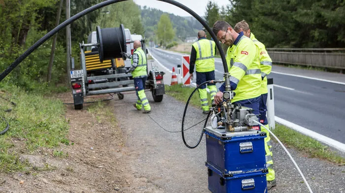 Hier werden die Glasfaser-Kabel mittels Luftdruck in die Leerverrohrungen "eingeblasen"