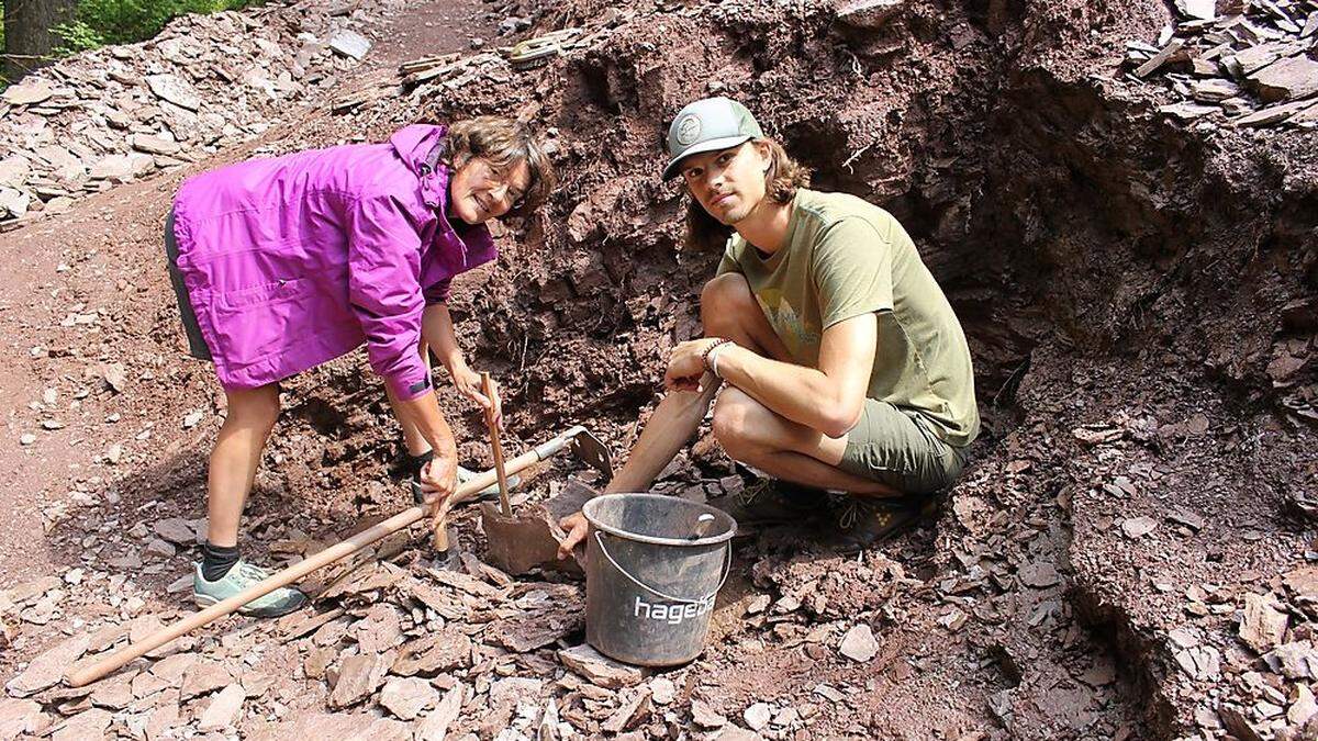 Gerlinde Ortner und David Gruber bei der Grabungsstelle am Kötschach Berg 