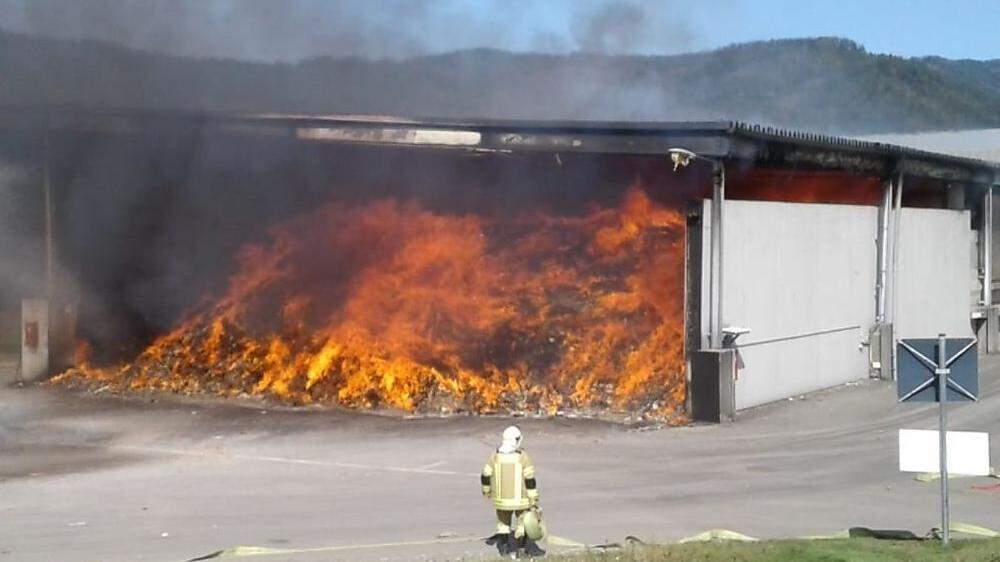 Der Brand im Altstoffsammelzentrum hielt am Freitag knapp 90 Einsatzkräfte auf Trab