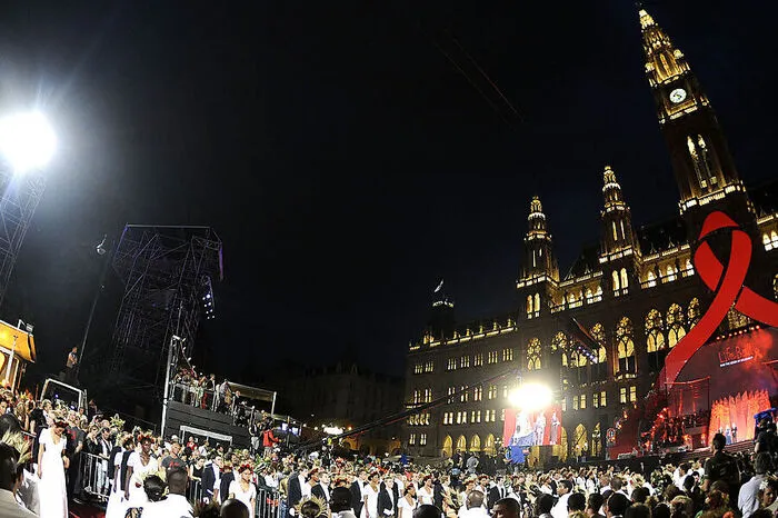 Mit jedem Jahr wurde das Fest aufwendiger und pompöser, die Eröffnungszeremonie samt Modeschau auch für Zaungäste im Rathausplatz geöffnet.