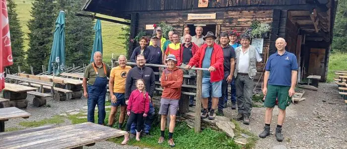 Mehr als 20 freiwillige Helferinnen und Helfer packten beim Almputztag auf der Hochalm-Bärntal an