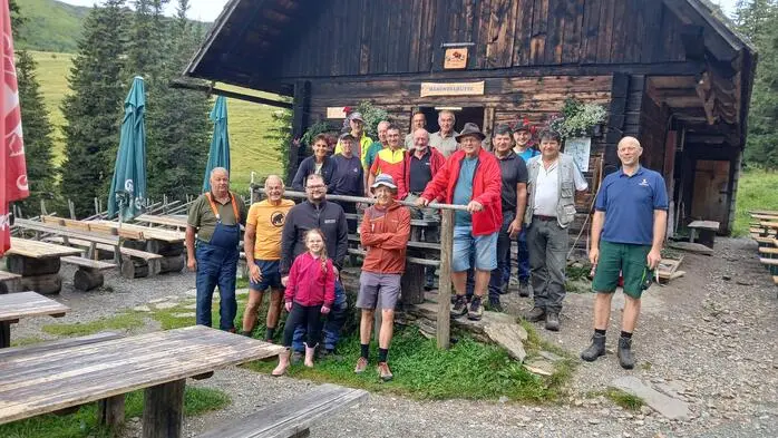 Mehr als 20 freiwillige Helferinnen und Helfer packten beim Almputztag auf der Hochalm-Bärntal an 
