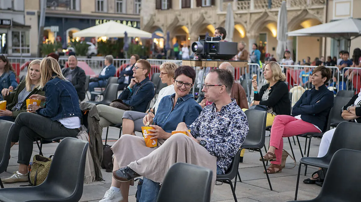 Das Publikum wartet auf den Beginn der Filmvorführung