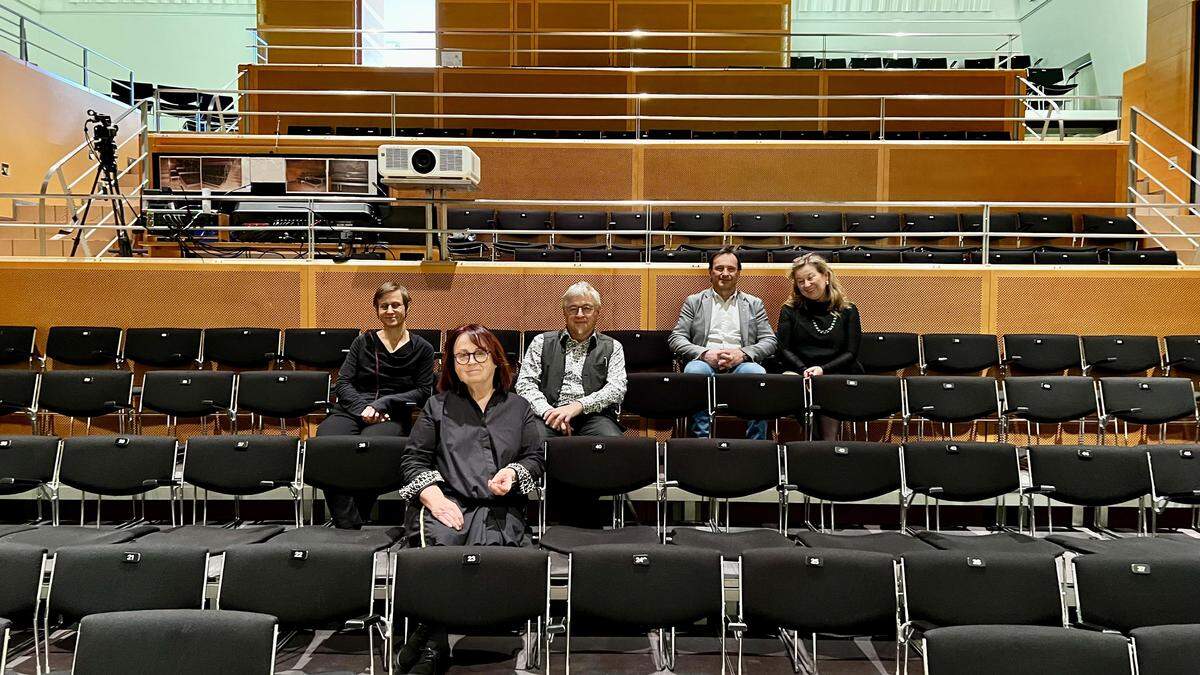 Sie bringen das Greith Haus zum Laufen: Ruth Haselmair-Gosch, Senta Roth (Obfrau des Kulturvereins St. Ulrich in Greith), August Kürbisch, Franz Silly (Bürgermeister von St. Martin i.S.) und Leiterin des Greith Hauses, Isabella Holzmann (v.l.)