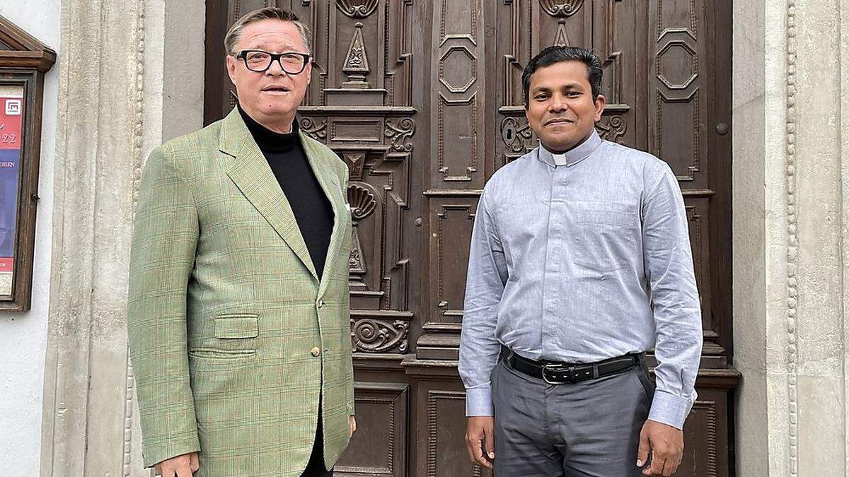 Stadtpfarrer Markus Plöbst mit Pater Johnson Joseph Elumpurayidathil, dem neuen Kaplan