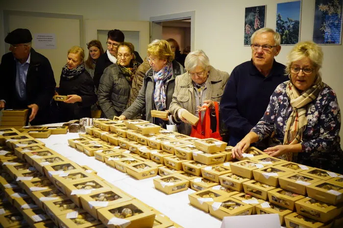Die Kekste stammen von den Bezirksbäurinnen, die sie der Aktion "Steirer helfen Steirern" spenden. Der Erlös aus dem Verkauf sowie sämtliche Spenden kommt direkt bedürftigen Steirerinnen und Steirern zugute.