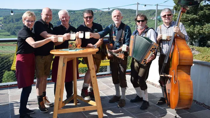 Helfer aus der Gemeinde sowie der Bürgermeister packten mit an, damit das Herbstfest auch in diesem Jahr zum Erfolg werden konnte. Da durfte natürlich auch musikalische Begleitung nicht fehlen.
