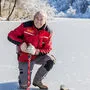 Eismeister Fritz Morak überprüft das Eis am Rauschelesee. Es ist 15 Zentimeter dick 