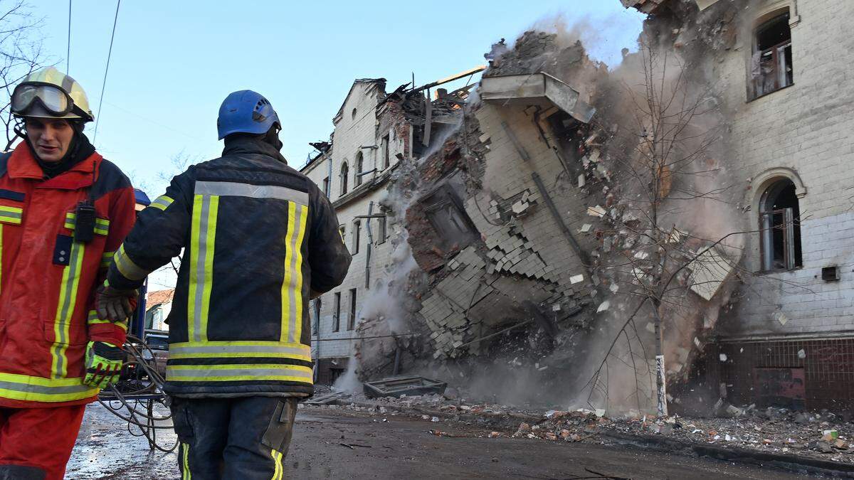 Oft können die Retter nur Tote aus den Trümmern bergen