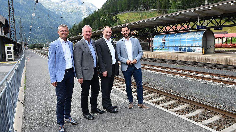 Anton Glantschnig, Günther Novak, Werner Baltram und Sebastian Schuschnig am Bahnhof Mallnitz-Obervellach