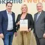 Nationalratspräsident Walter Rosenkranz (FPÖ) (r.) mit Sarah Egger und Markus Greinix vom BG/BRG/BORG Köflach