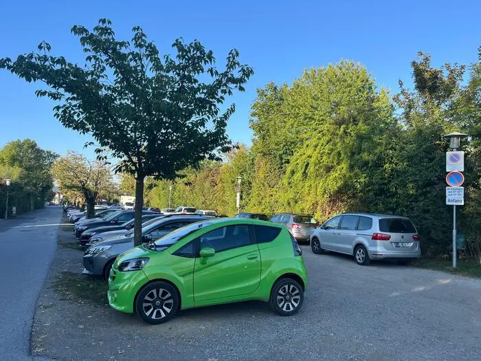 Der Parkplatz neben dem Sportplatz der Mittelschule wird künftig zur Grünen Zone