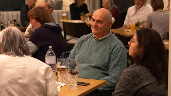 Zahlreiche Besucherinnen und Besucher waren gekommen, um den Wiener Kult-Künstler live zu erleben. 