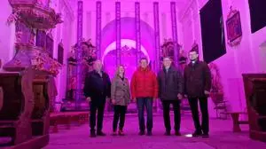 "Verankert" im Innenraum der Florianikirche: Bgm. Gerhard Konrad, Karin Schnurrer, Anton Schnurrer, Karl Lenz und Pfarrer Johannes Lang