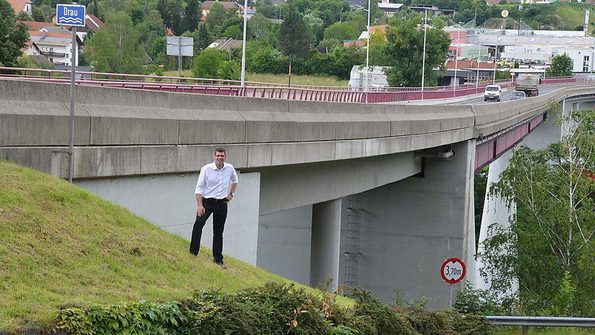 Landesrat Martin Gruber begutachtete die Rennsteiner Brücke