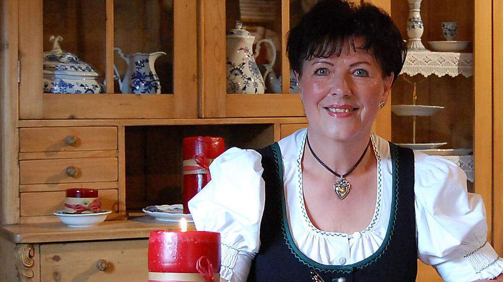 Kitzbichler ist Mundartdichterin, betreibt mit ihrem Mann Peter ein Heimatmuseum und beschäftigt sich schon lange mit Dialekten