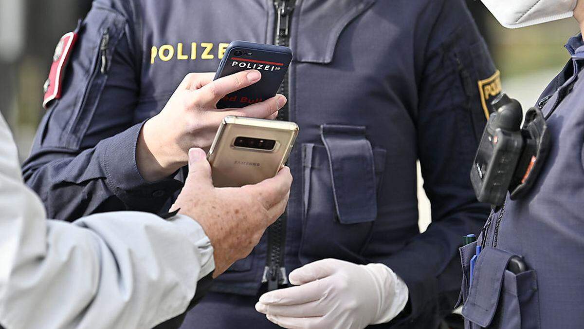 Polizist prüft Impfnachweis (Sujetfoto)