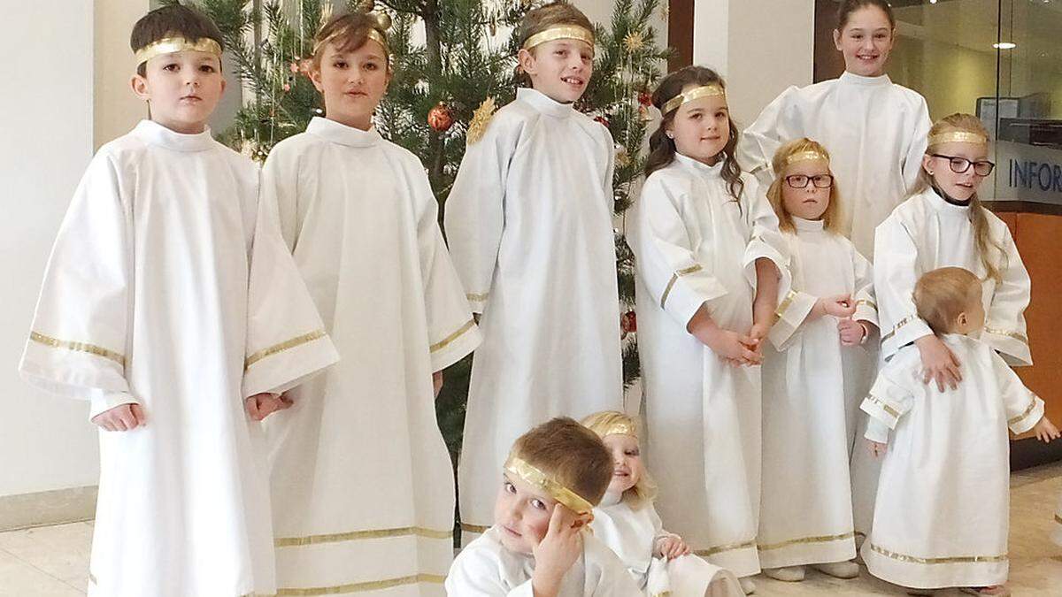 Als Engel schwirren die Kinder der Mitarbeiter durch die Gänge