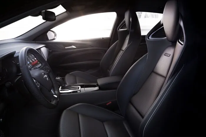 Und weil man dem Insignia das GSi-Sein ja auch ansehen muss, hat ihn Opel mit einigen rasanten Details geschmückt: Zum Beispiel den neuen Schalensitzen, dem AGR-zertifizierten (Aktion Gesunder Rücken e.V.) Sportsitz mit Ventilation, Heizung, Massagefunktion, verstellbaren Seitenwangen und hochgezogener Lehne mit integrierter Kopfstütze, oder dem Performance-Sportsitz. Jedenfalls kann der Kunde aus zwei Lederkombinationen wählen, die jeweils von einem GSi-Logo geschmückt werden.