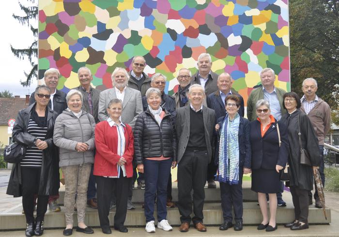 Lehrerin Marita Löffler (1. Reihe 3.v.r.) mit ihren Schülerinnen und Schülern beim Klassentreffen