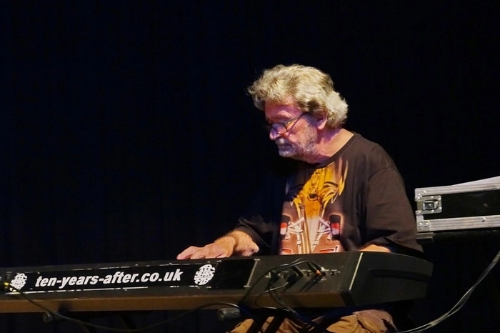 Chick Churchill am Keyboard war Gründungsmitglied der Band.
