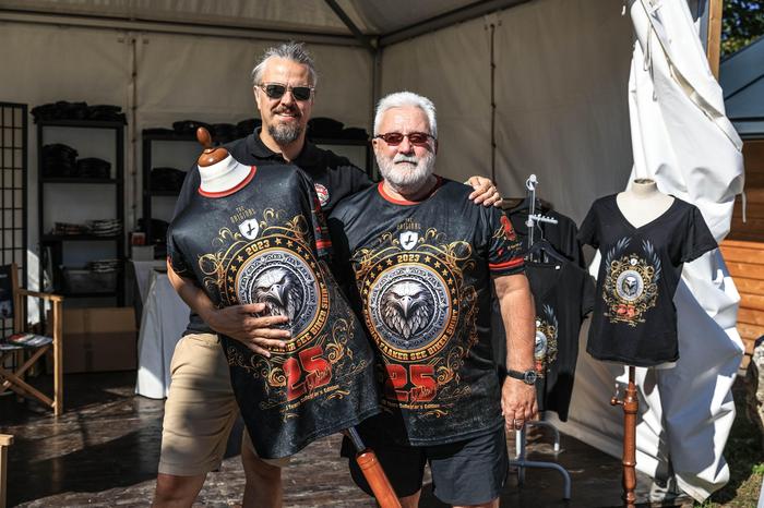 Kleidung, Souvenirs und Ersatzteile findet man im Harley Village am Bauernmarktgelände