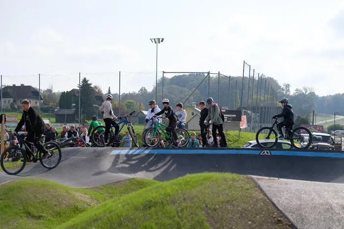 Der Wunsch für die Pumptrack-Anlage kam dabei von den Kindern selbst: Im Kindergemeinderat wurde unter der Federführung der Schüler David Keimel, Elias Frühwirth und Simon Hirtl das Projekt an die Gemeinde herangetragen
