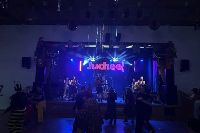 Für ausgelassene Stimmung und eine gefüllte Tanzfläche sorgte „Sepp Mattelschweigers Quintett Juchee“.