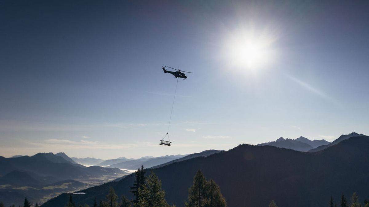 Per Spezialhubschrauber wurden die neun Stützen auf die Reiteralm geflogen