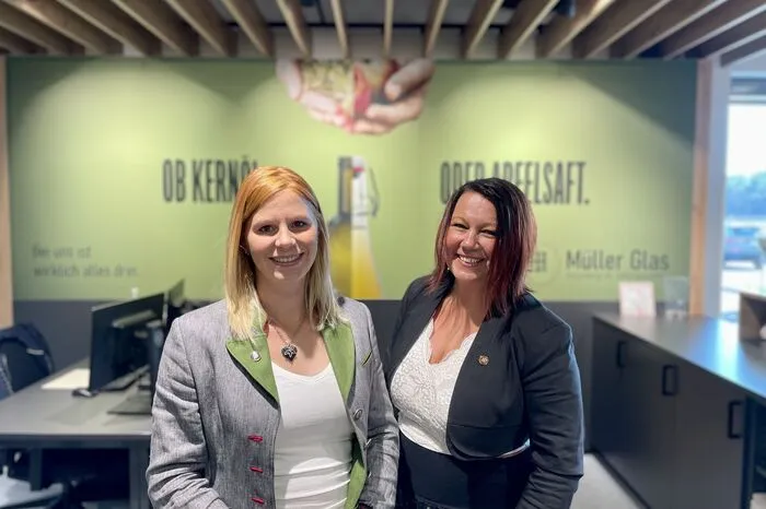 Shopleiterin Beatrice Hartner (links) und Irene Reiter sind für Kundinnen und Kunden im Abholshop da.