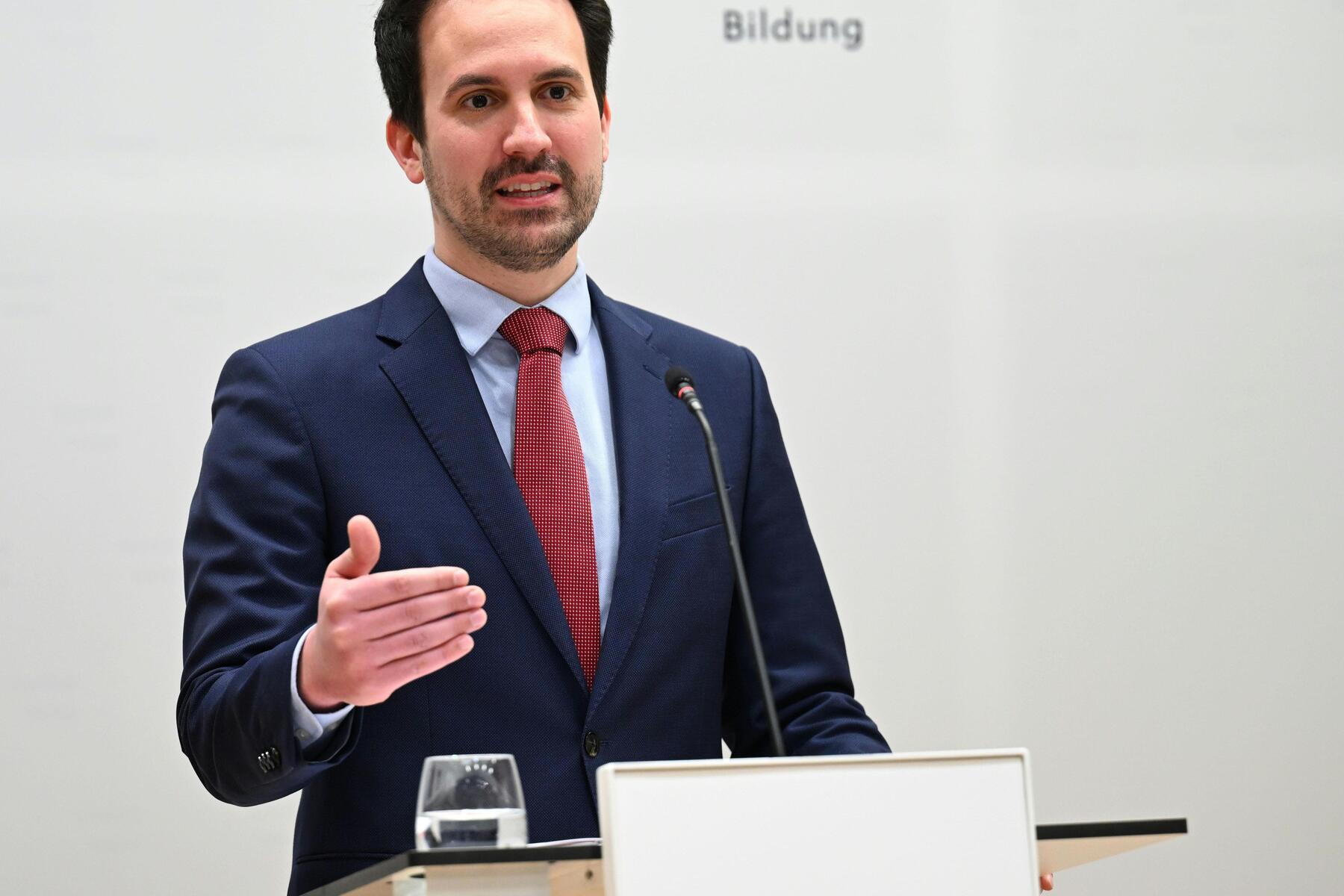 „Warnsignal“: Jugendliche mit Demokratie weniger zufrieden