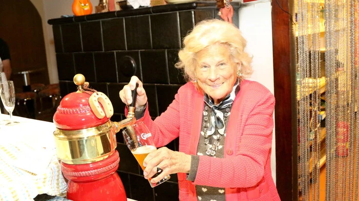 Die Erni Bar von Richard und Ernestine Hude war am Samstag Veranstaltungsort eines Charity-Konzertes.