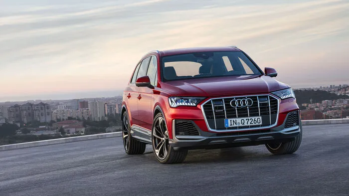 Der Audi Q7 bekommt ein allumfassendes Update: Das große SUV schließt sich bei der Optik seinem coupéhaften Kumpanen Q8 an und trägt jetzt sechs aufrecht stehende Lamellen im Kühlergrill. Lufteinlässe, Schweller, Scheinwerfer, die durchlaufende Chromleiste am Heck – bei allem haben die Designer zur Modellpflege ein bisschen dicker aufgetragen.