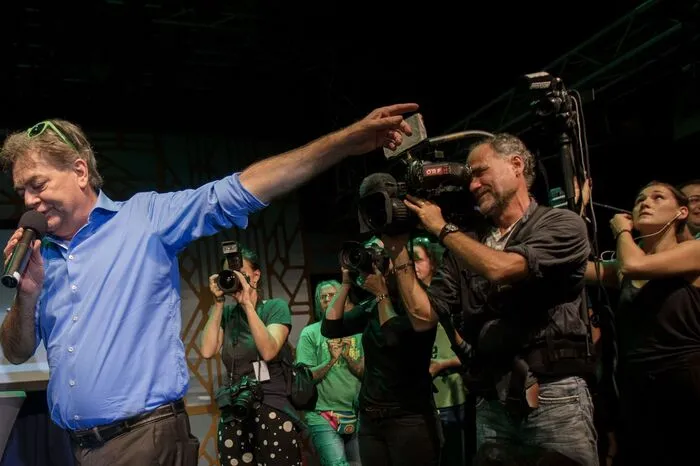 "Dann werden wir ja sehen, wie sich die Sektenmitglieder des Kanzler-Darstellers verhalten." - Grünen-Chef Werner Kogler verweigert den türkis-grünen Kuschelkurs ... "Falls er nicht anruft, nächste Woche, ruf' ich an." - ... ist aber zum Sondieren mit Kurz bereit. "Er kann ein durchaus recht witziger Typ sein." - Kurz findet Kogler ganz lustig.