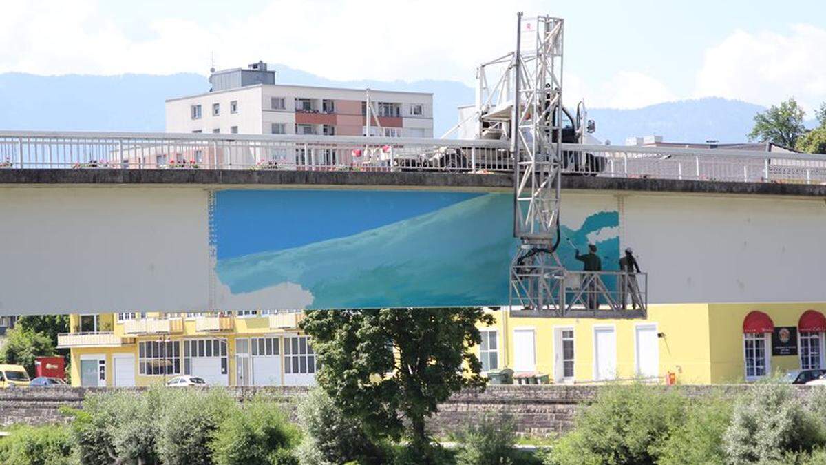 Die 87 Meter lange CCV-Brücke in Villach wird zum flächenmäßig größten Kunstprojekt der Stadt in diesem Jahr